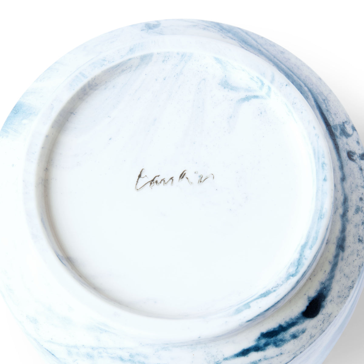 Detailaufnahme der Unterseite der blau-weiss marmorierten Porzellanvase mit Logo