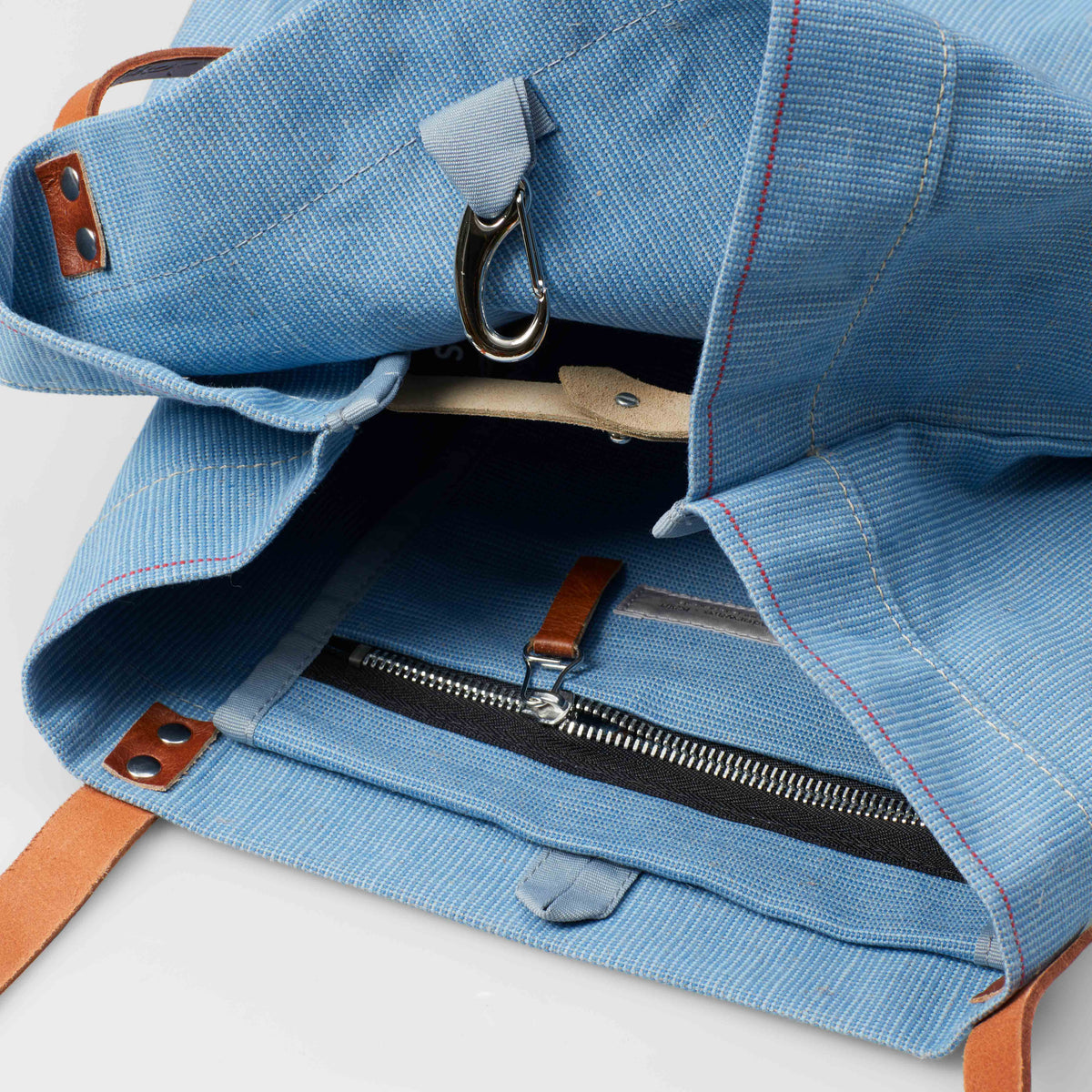 mood: Innenansicht der Tasche mit Karabiner und Reissverschluss