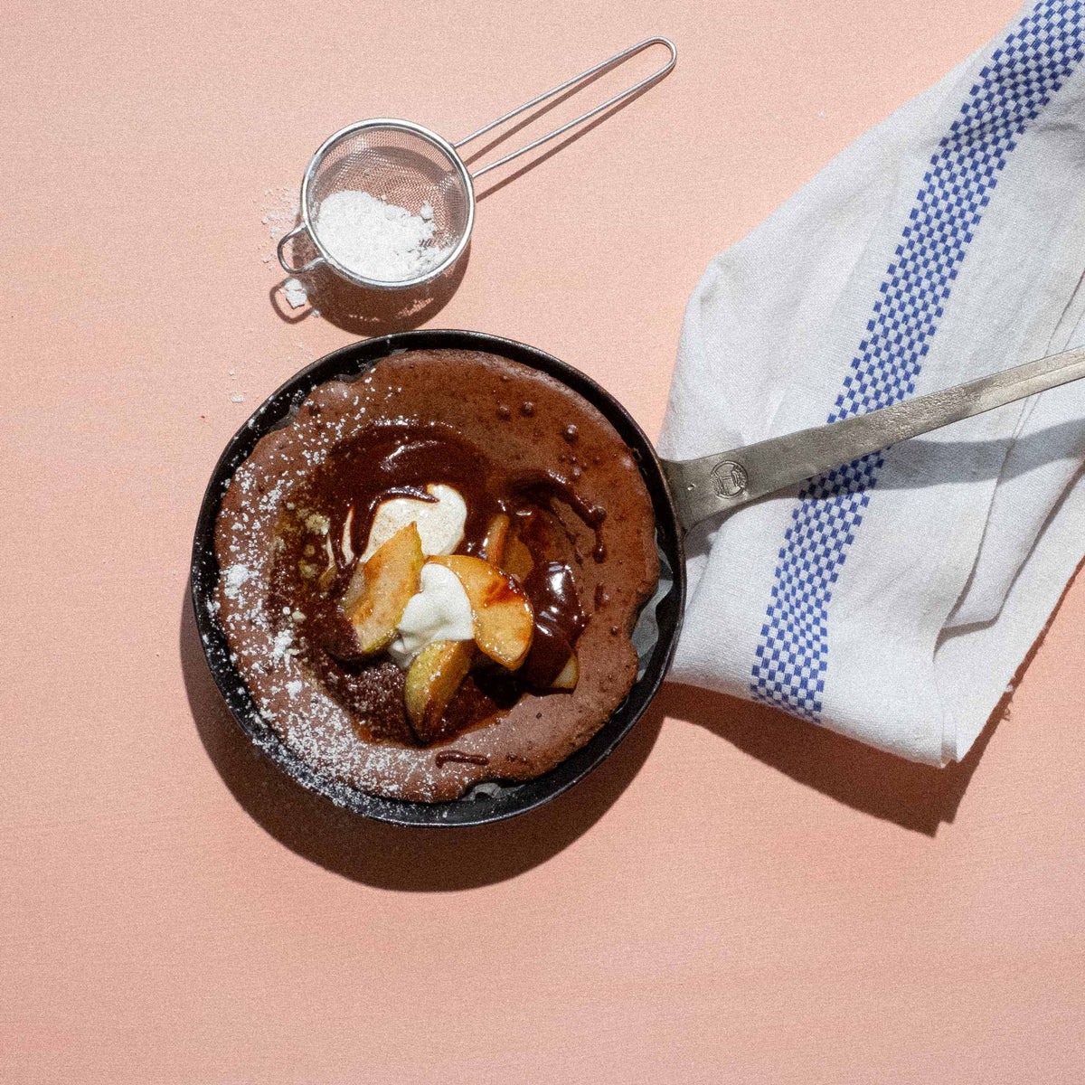 Schokoladen "Dutch Baby" mit karamellisierten Birnen