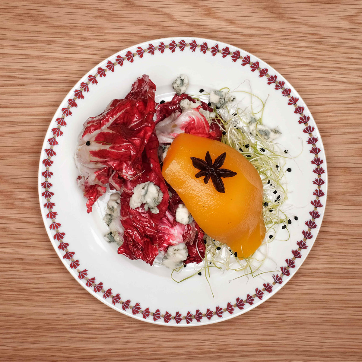 Salatteller mit rotem Radicchio, Roquefort und einem Schnitz Quitte