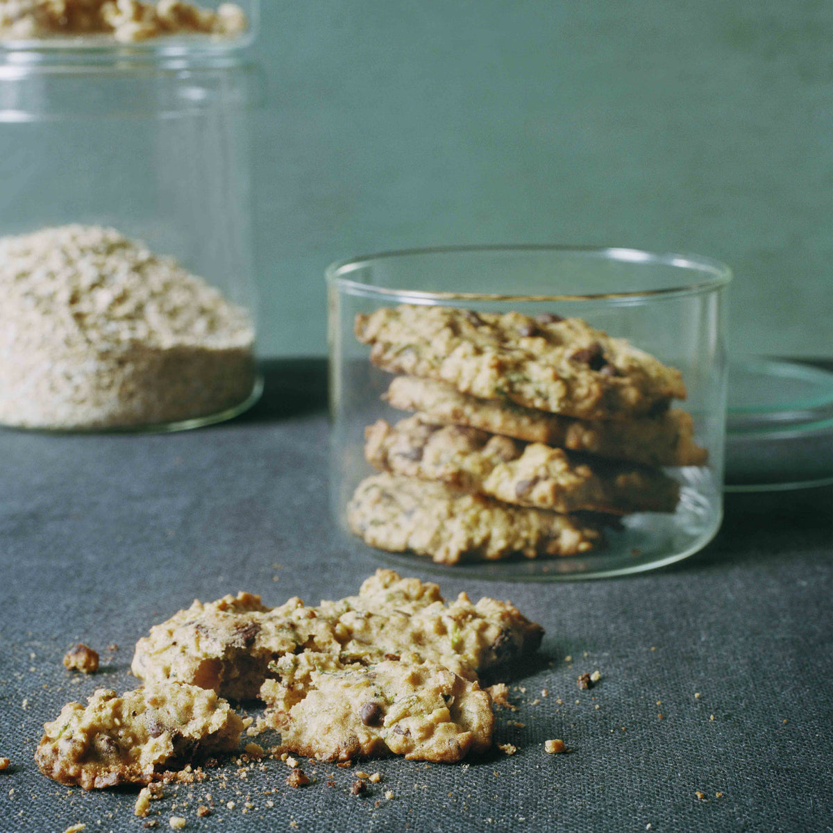 Einige Zucchinicookies in einer Vorratsdose von Trendglas Jena