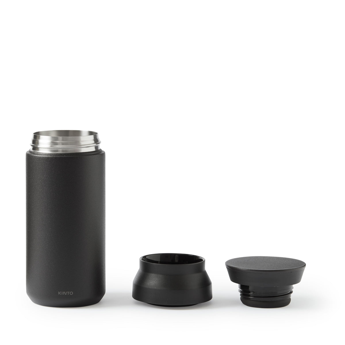 In drei Teile zerlegte schwarze Kinto Travel Tumbler Thermoskanne
