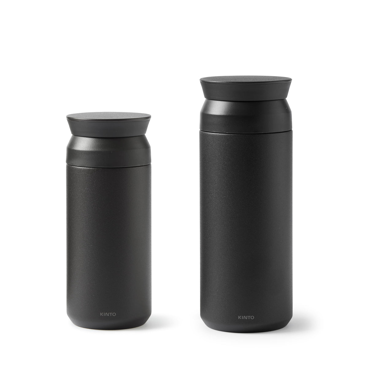 Frontaufnahme der Kinto Travel Tumbler Thermosflaschen in Schwarz mit 350ml bzw. 500ml Füllmenge