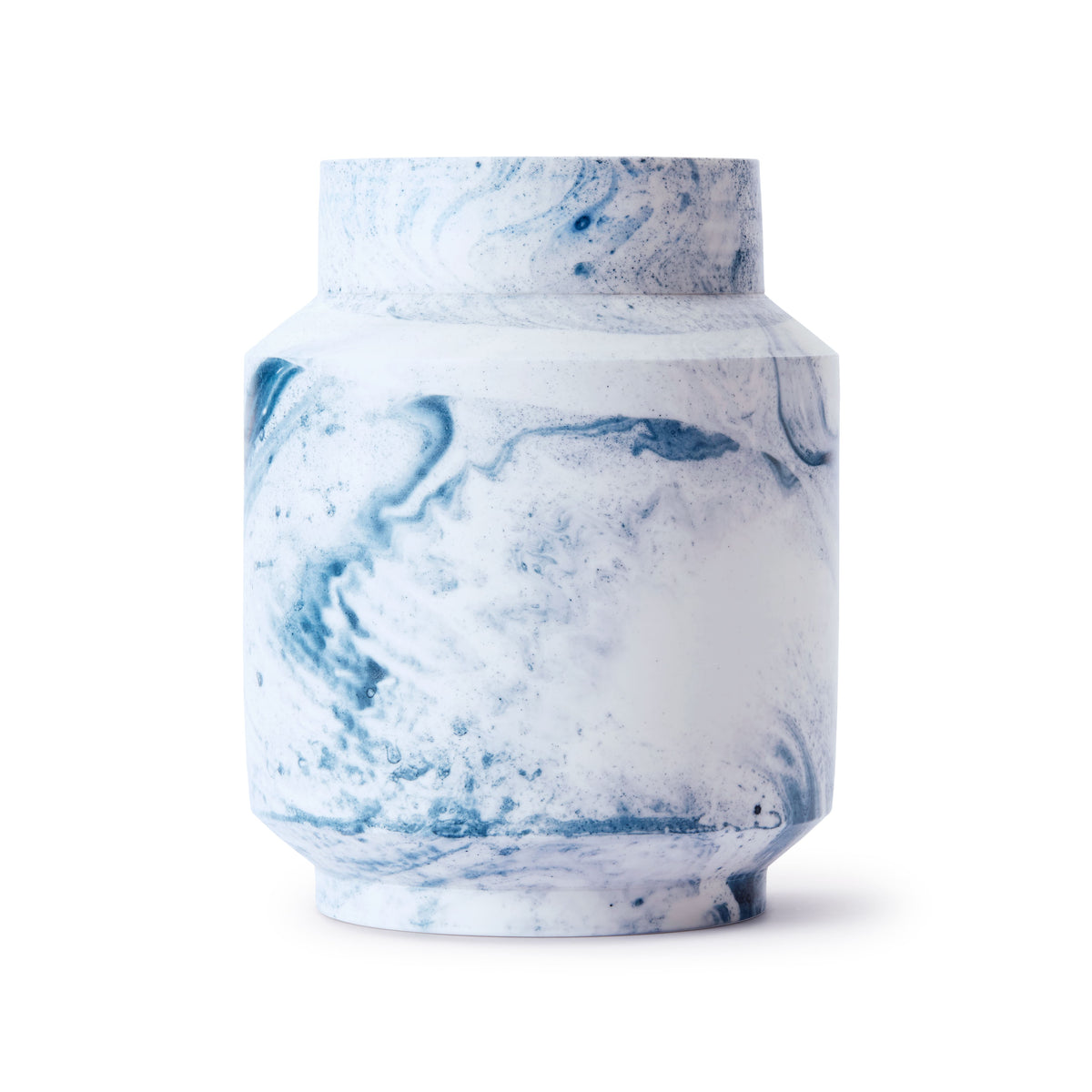 Frontansicht der blau-weiss marmorierten Porzellanvase von Laurin Schaub  