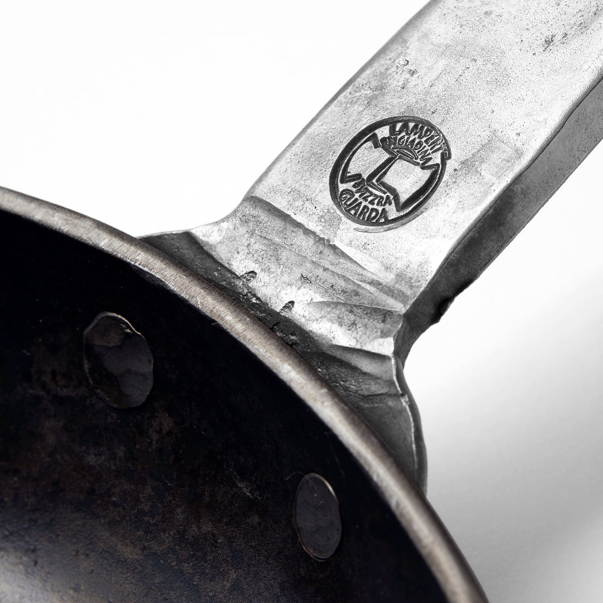 mood: Detailaufnahme des in den Griff eingeprägten Logos der Schmiede von Thomas Lampert
