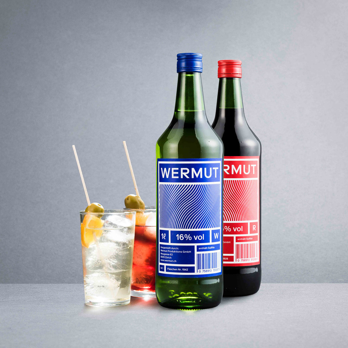 mood: Moodbild des weissen und des roten Wermuts mit zwei Longdrinkgläsern