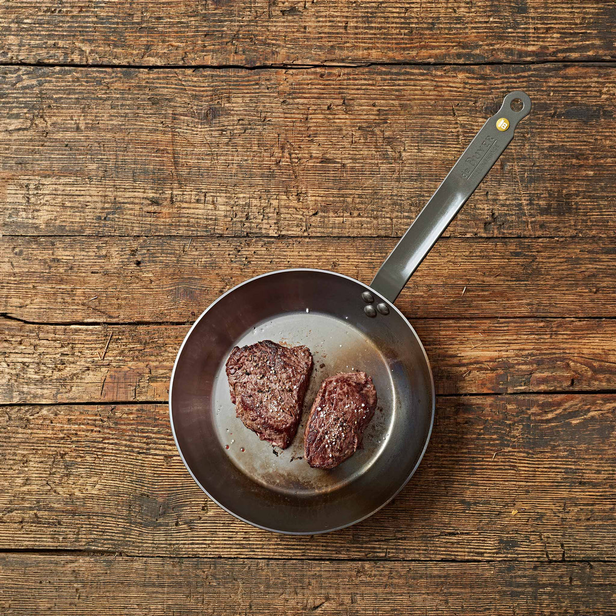 mood: de_buyer_mineral_b_bratpfanne_26cm_kohlenstoffstahl_mit_Steaks