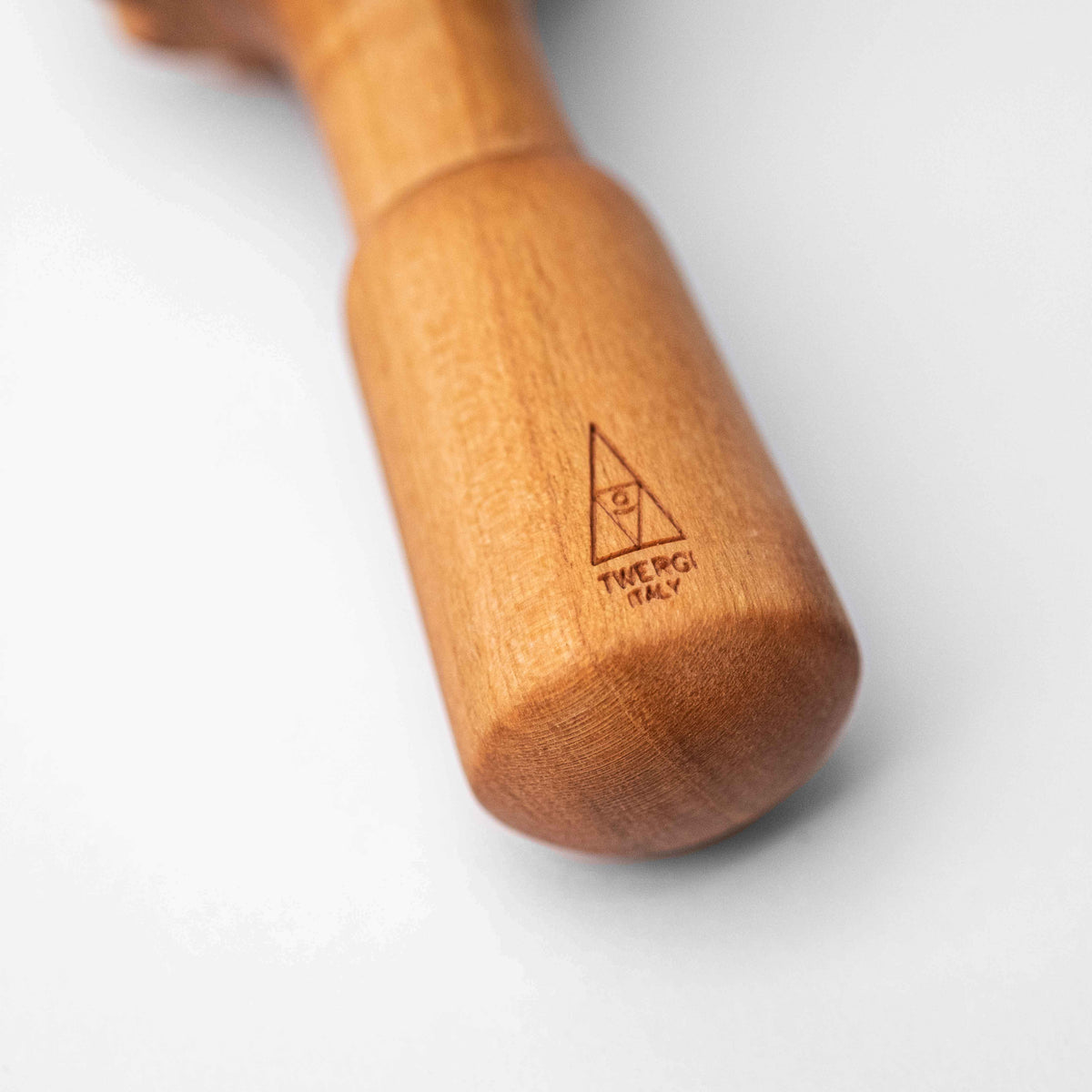 mood: Alessi Zitronenpresse aus Kirschholz Detailaufnahme des Griffes mit Logo