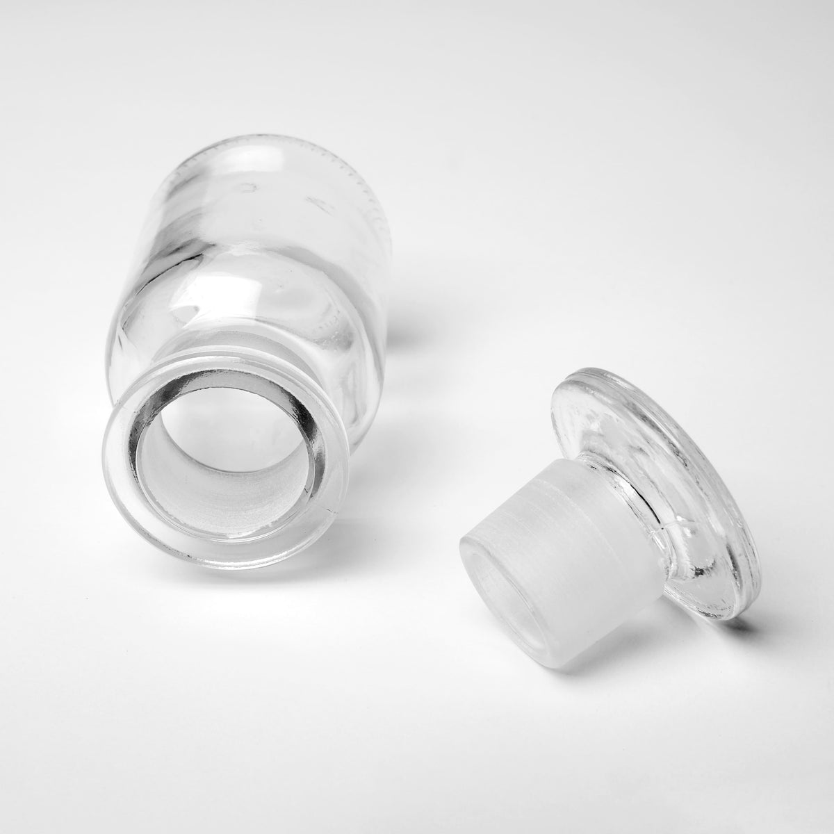 mood: Detailaufnahme einer geöffneten Apothekerflasche liegend 