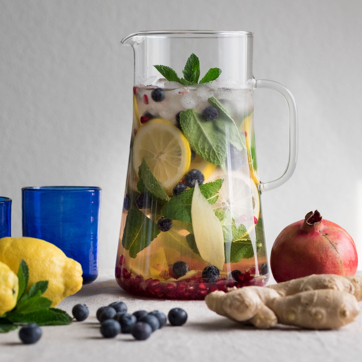 mood: Moodbild des gefüllten Glaskrug aus Borosilikatglas mit Eistee und frischen Früchten