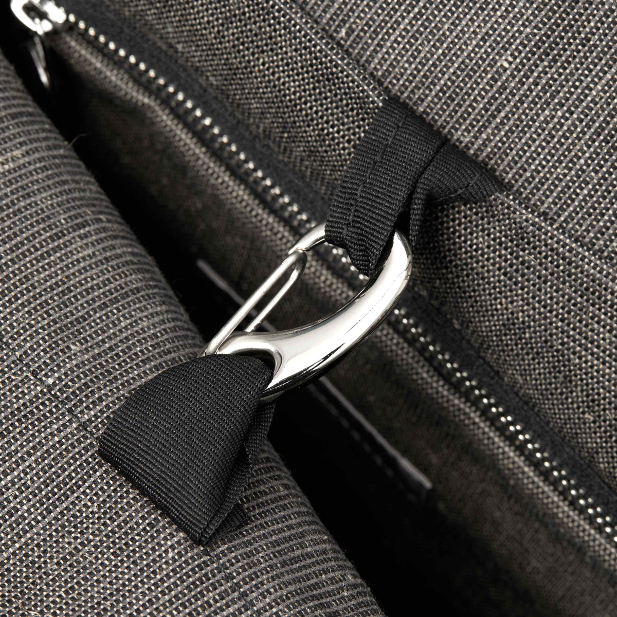 mood: Detailaufnahme des Karabiners