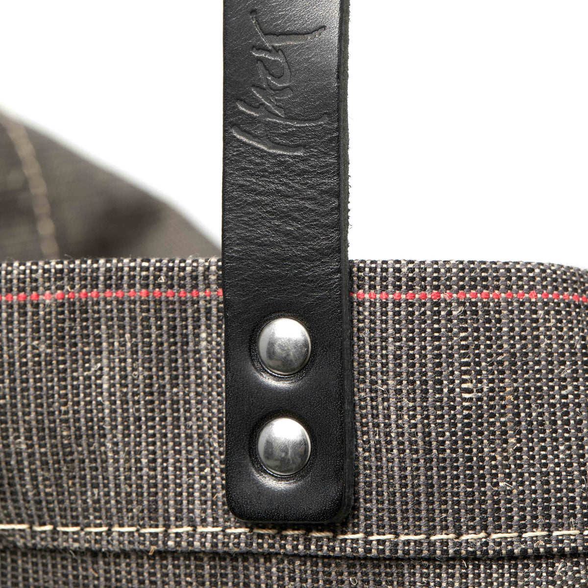 mood: Detailaufnahme des genieteten Tragriemens mit Logo