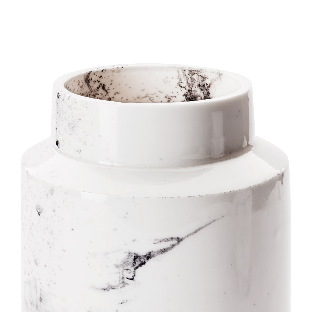 Detailaufnahme und Innenansicht der schwarz-weiss marmorierten Porzellanvase von Laurin Schaub  