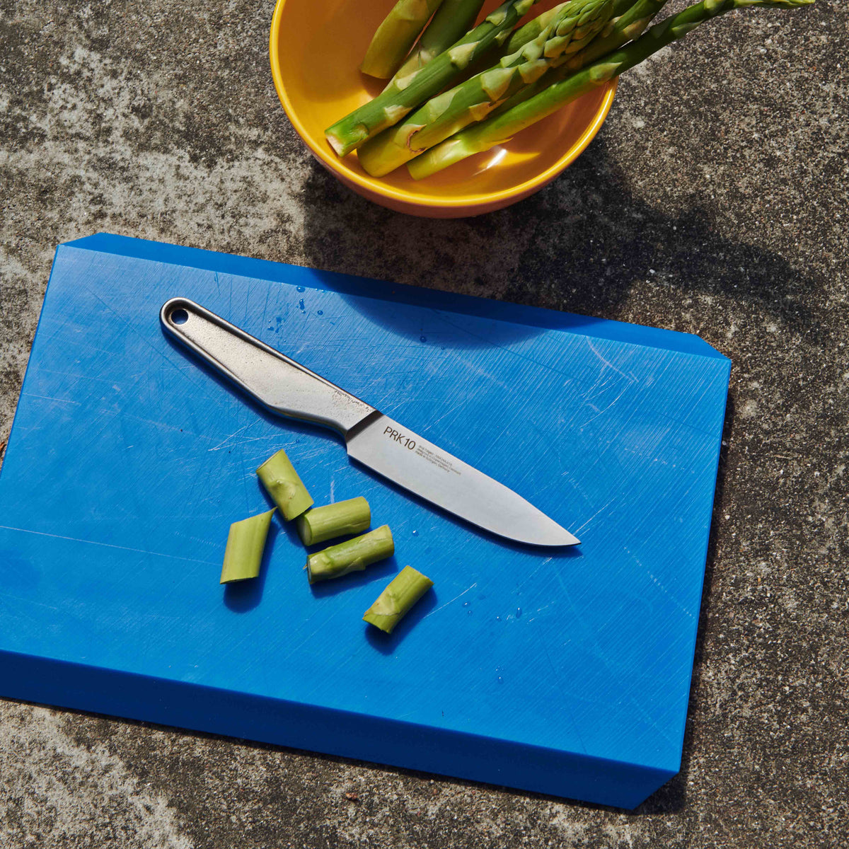 mood: Moodbild des PRK10 auf einem blauen Schneidebrett mit geschnittenen grünen Spargel